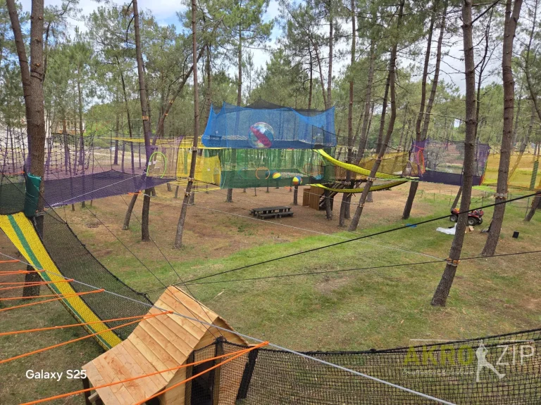 Construction de parcours aventure en hauteur et accrobranche - Akro Zip - La Double Aventure à Montendre, en Charente-Maritime - Parcours filets