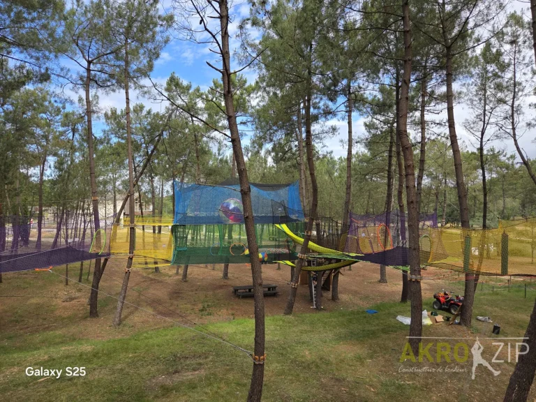 Construction de parcours aventure en hauteur et accrobranche - Akro Zip - La Double Aventure à Montendre, en Charente-Maritime - Parcours filets