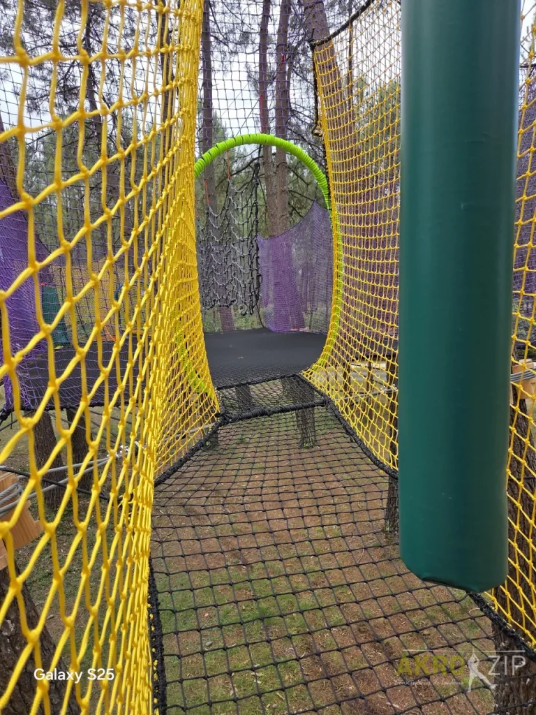 Construction de parcours aventure en hauteur et accrobranche - Akro Zip - La Double Aventure à Montendre, en Charente-Maritime - Passerelles filets et cheminées verticales