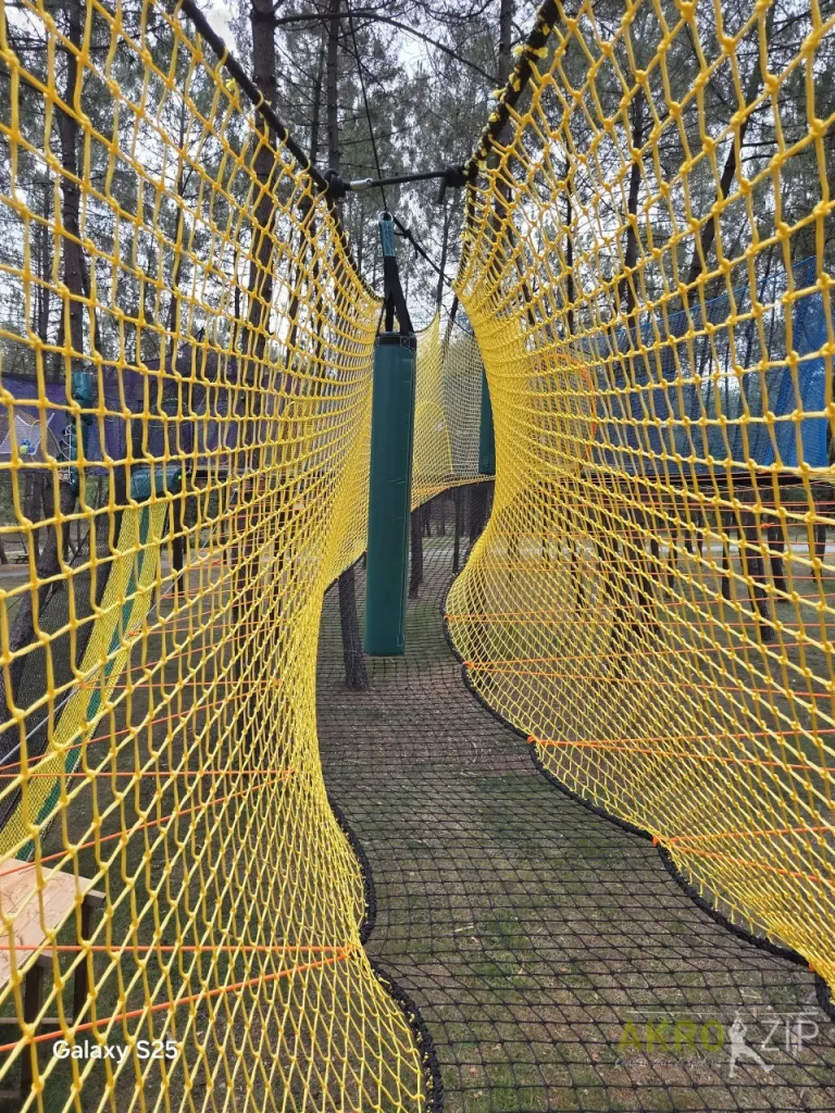 Construction de parcours aventure en hauteur et accrobranche - Akro Zip - La Double Aventure à Montendre, en Charente-Maritime - Passerelles filets et cheminées verticales