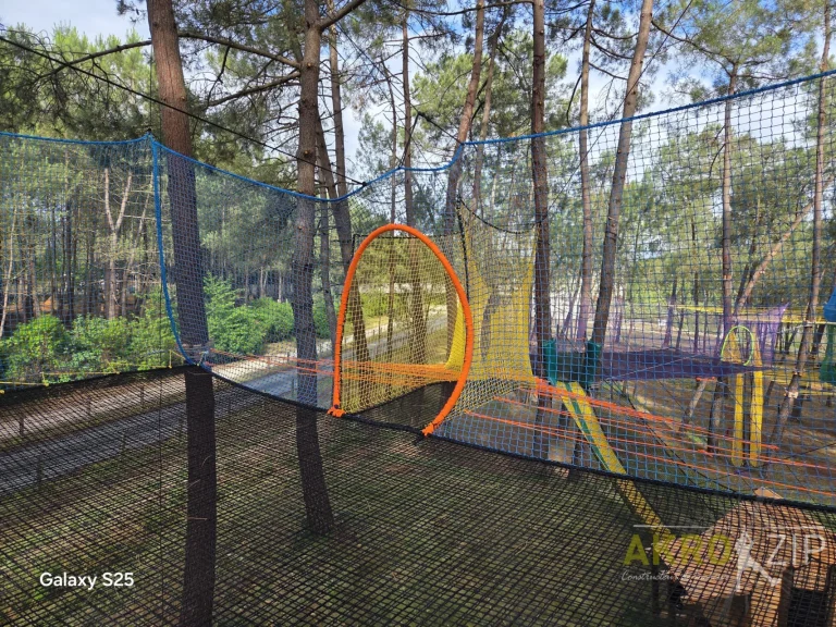 Construction de parcours aventure en hauteur et accrobranche - Akro Zip - La Double Aventure à Montendre, en Charente-Maritime - Parcours filets